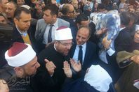 بالصورسيدة مسنة تحرج وزيرالأوقاف ومحافظ الإسكندريه