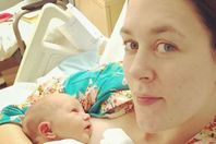 مذيعة تلد على الهواء