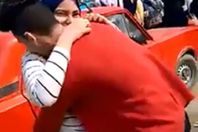 طالب يحتضن طالبة أمام المدرسة