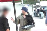 ملياردير مشرد يفضح موظفي مطعم ويلقنهم درسا