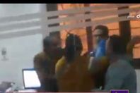 مدير بمصلحة الشهر العقاري يعتدي علي مواطن