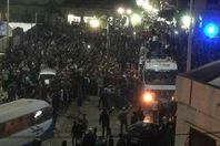 زحام لأهالي العريش على سيارات الخضار