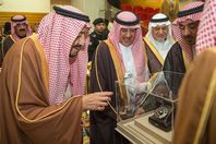 الملك سلمان يتسلم هديته