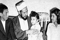 البنا مع عائلته