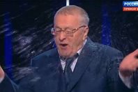 بالفيديو.. شجار ورشق بالماء بين مرشحين لرئاسة روسيا