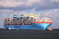 السفن تعبر قناة السويس