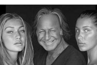 محمد حديد مع ابنتيه بيلا وجيجي