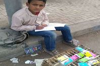 تلميذ يبيع مناديل