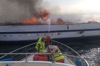 السيطرة علي حريق لنش سياحي بالغردقة