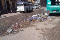 القمامة تنتشر في شوارع إسنا