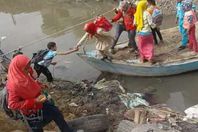 الطلاب  أثناء  عبورهم مركب. للوصول. للمدرسة