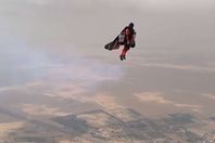 ولي عهد دبي يرتدي محركات نفاثة ويطير في الجو