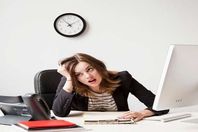 ساعات العمل الطويلة تزيد خطر إصابة النساء بالاكتئاب