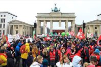 آلاف العاملين بألمانيا ينظمون إضرابا لرفع الأجور