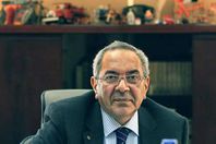 الدكتور أسامة عباس المشرف العام على مبادرة "عنيك في عنينا"