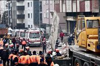 ارتفاع ضحايا انهيار مبنى في إسطنبول