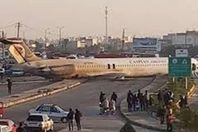 للمرة الثانية.. طائرة إيرانية تهبط خارج المطار