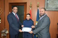 الرجل وابنته مع محافظ الدقهلية