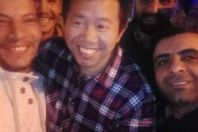 الأطباء يلتقطون صورًا مع مواطن صيني