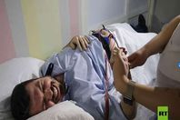 رجال يخوضون تجربة المخاض والولادة