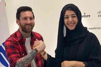 ميسي مع فتاة محجبة بدبي