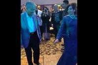 مهاتير في حفل راقص مع حفيدته