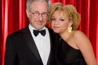 ابنة مخرج شهير تتجه إلى الإباحية