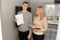 تجبر أبناءها على توقيع عقود مالية بسبب نظافة المنزل