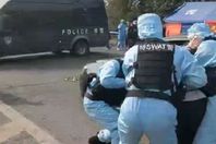 لحظات رعب أثناء القبض علي حامل"كورونا"

