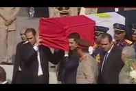 علاء وجمال يحملان نعش والدهما