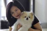 امرأة تعدي كلبها بكورونا