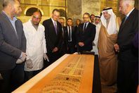 وزير السياحة يتسلم جزء من كسوة الكعبة 
