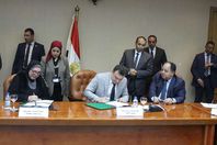 وزيرا المالية والتجارة والصناعة يُوَّقعان 31 «اتفاق تسوية»
