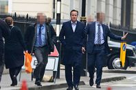 سلاح حارس رئيس الوزراء البريطاني السابق يثير الذعر داخل طائرة