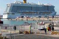 الباخرة السياحية

