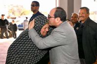 موقف مؤثر للرئيس مع بائعة جائلة