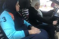 فتاة تدرب 1500 سيدة على قيادة السيارات