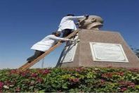 حملة  تنظيف وصيانة التماثيل بالميادين العامة