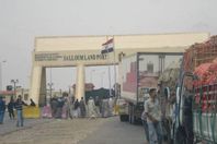 215 شاحنة بضائع عبرت منفذ السلوم من الجانبين