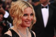 مادونا تجبر أحد الراقصين على تقبيل قدمها