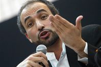 "عاريات الصدور" يقتحمن مؤتمرا لـ حفيد البنا