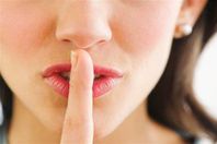 دراسة: النساء لا يحفظن الأسرار أكثر من 38 ساعة