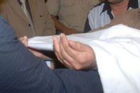 فلاح يحمل كفنه بعد قتله حماته بالخطأ في جلسة صلح ببني سويف