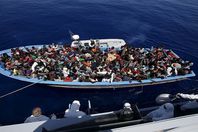 إجلاء مهاجرين غير شرعيين من الحدود مع فرنسا