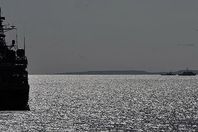 مدمرة أمريكية تحذر قوارب إيرانية بمضيق هرمز