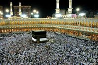 ملثمان يدخلان الكعبة