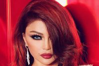 شاهد.. هيفاء وهبي بـ«شبشب ذهبي» 