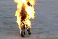 عامل يشعل النيران فى زوجته بالعياط