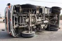 انقلاب سيارة نقل وإصابة سائقها