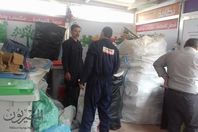 العمال أثناء جمع القمامة بالأكشاك